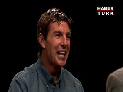 Kafasında yumurta kırdı!