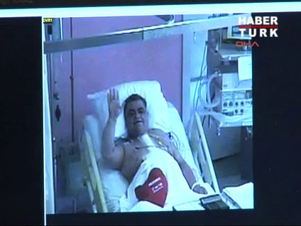 Ahmet Özal, kameralara el salladı!