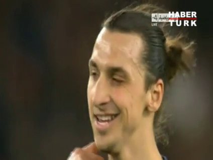 Ibrahimovic'i boynundan öptü!