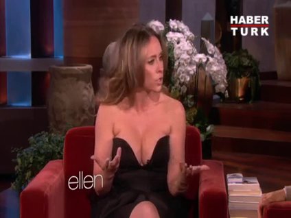 Göğüs dekoltesiyle dikkat çekti!