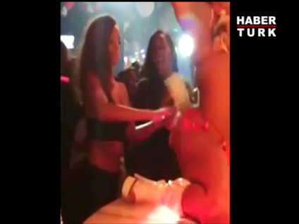 Rihanna, striptizciye para yağdırdı!