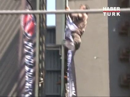 Köprüye tırmandı!