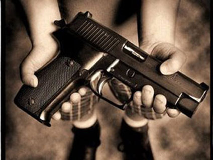 2 yaşındaki kardeşini tüfekle vurdu!