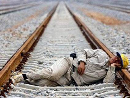 Tren raylarında ölümle dans