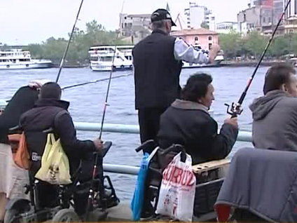 Engelliler balık tutup doyasıya eğlendi