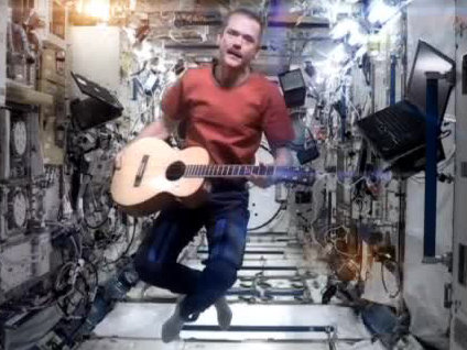 Uzayda gitar çalarak dünya literatürüne geçti