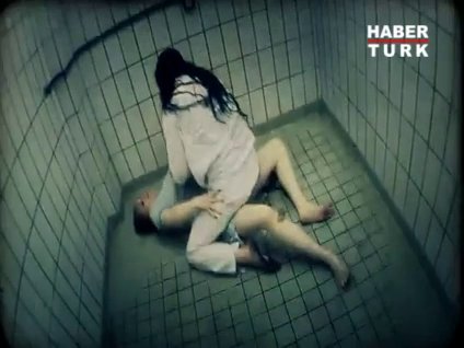 Caroline'den erotik sahne!