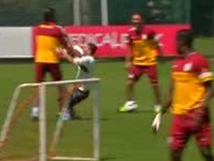 Taraftar, Drogba'yı sakatladı!