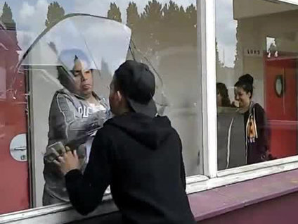 Kızlara yaptığı şaka hüsranla bitti