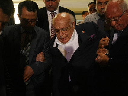 Demirel güçlükle konuştu