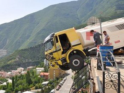 Petrol yüklü tanker yamaçta asılı kaldı