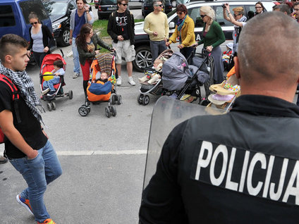 Bebek arabaları meclisi kuşattı