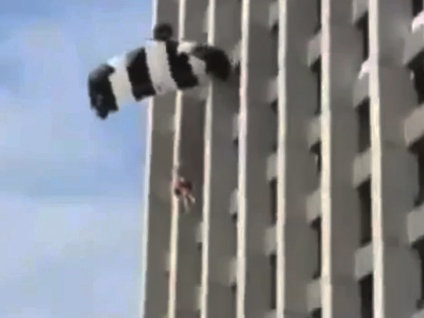 Binaya asılı kaldı!