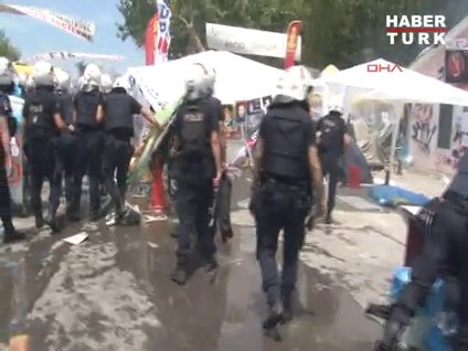 Polis gezi parkına girdi ancak eylemcilere müdahale etmedi