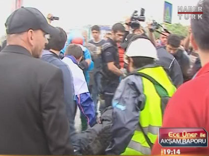 Yaralı polise eylemciler yardım etti