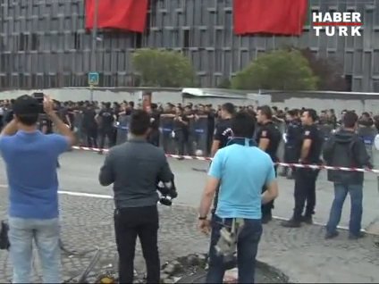 Polis sloganlar eşliğinde AKM'ye bayrak astı