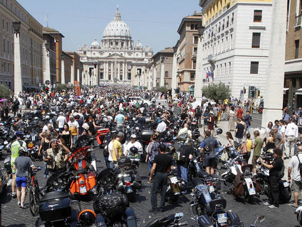 Papa Vatikan'da motorcuları kutsadı