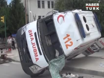 Ambulans minibüsle çarpıştı