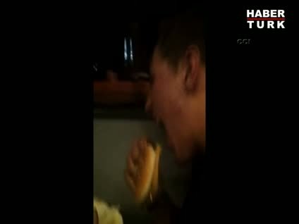 Bir türlü hamburgeri yiyemedi