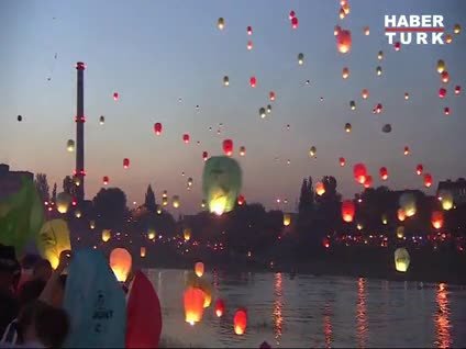 Gökyüzünde binlerce dilek feneri