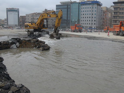 Taksim göle döndü, yolcular Osmanbey'e yönlendirildi