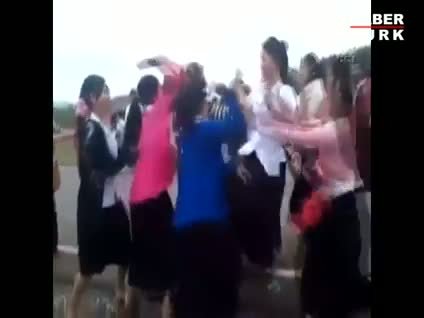 Tekme tokatlar havada uçuştu