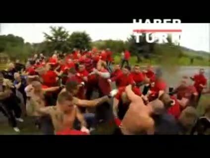 İsveçli holiganlardan şok hareket
