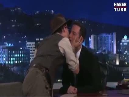 Johnny Depp erkek sunucuyu dudağından öptü