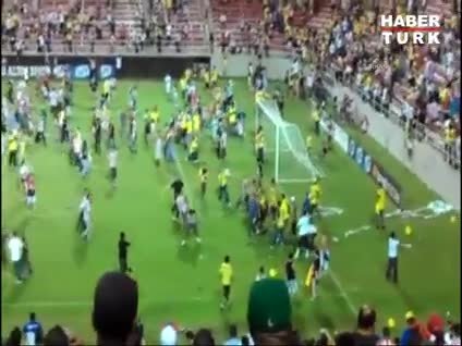 ABD'deki turnuvada koltuk ve şişeler havada uçuştu