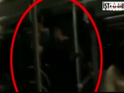 Polis metrobüste eylemcilerin arasında kaldı