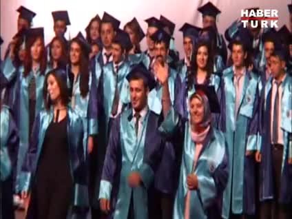 Başörtüsü mağduru yıllar sonra kep giydi