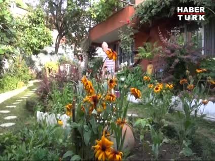 Bahçesinde 100 çeşit bitki yetiştiriyor