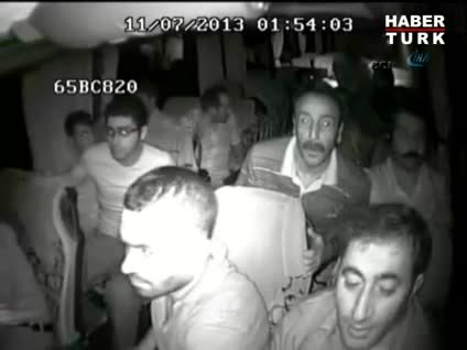 Taksiciler otobüsü taşladı