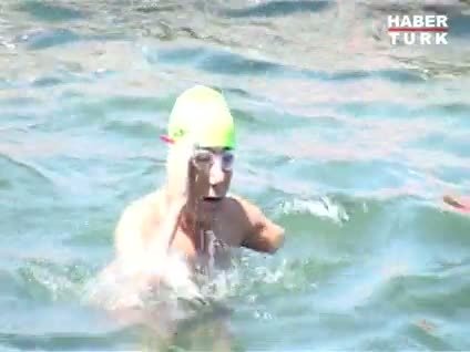 Tek koluyla akıntıya karşı yüzdü