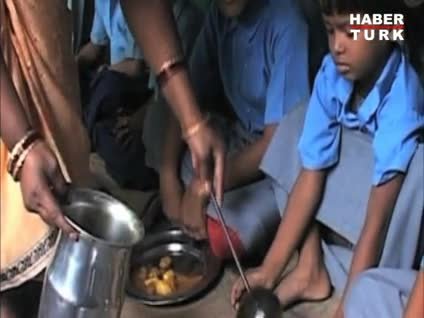 Hindistan'da yemekten zehirlenen 20 öğrenci öldü