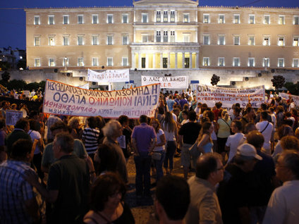 Yunan çalışanlar ayakta