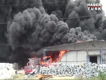 Plastik fabrikasında korkunç yangın