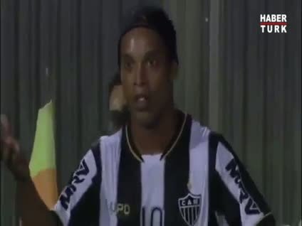 Ronaldinho'yu taşladılar