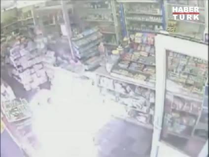 Dükkanı içinde sahibiyle yaktılar