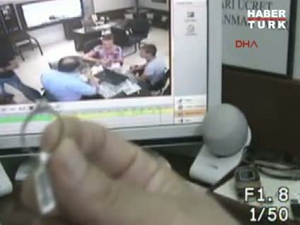 Pırlanta yüzüğü sahtesiyle değiştirdi