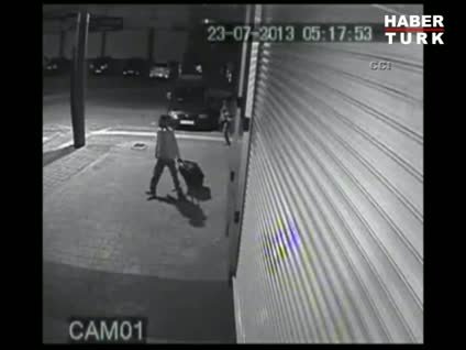 Bir valiz dolusu ziynet eşyası çaldılar