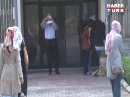 Başörtülü öğrenciyi okula almayan öğretim görevlisine 2 yıl hapis