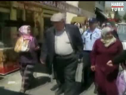 Eyüp Sultan'da 'para dağıtan adam' izdihamı