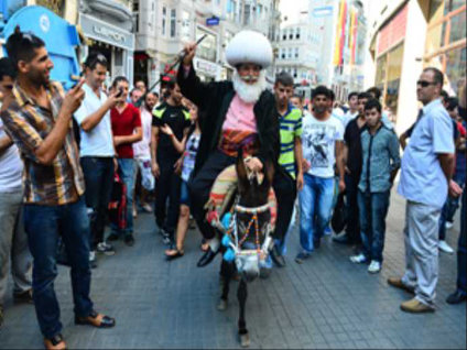 Albümü için eşeğe binip Nasreddin Hoca oldu