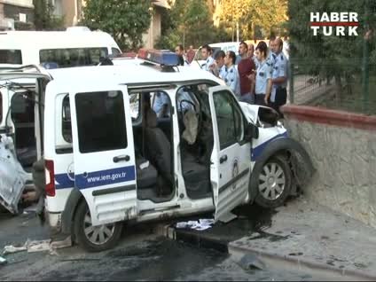 Polis araçları kafa kafaya çarpıştı