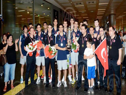 Şampiyonlar yurda döndü