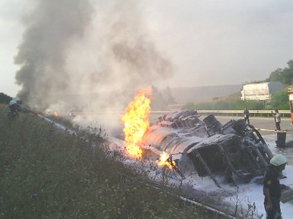 Adana'da mazot yüklü tanker alev aldı