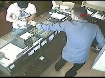 Kuyumcu soygunu güvenlik kamerasında