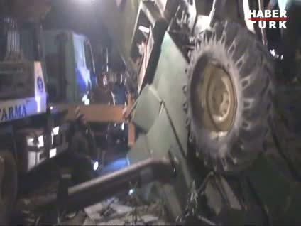 Devrilen biçerdöverin altında kaldı