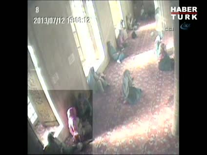 Sultanahmet Camii'nde yaşanan hırsızlık anı kamerada